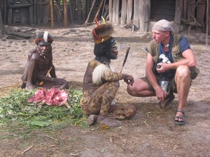 Petr Jahoda mluví s Yali Mabel, náčelníkem Daniské vesnice
