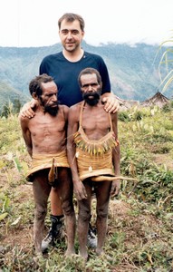 Evropský muž & Papuánský kmen Yali – horští trpaslíci