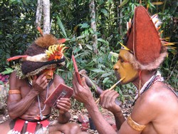 Papua Nová Guinea – kmen Huli – Tari